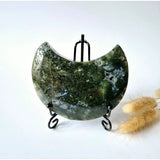 Edelsteen mosagaat maan op standaard met groene druzy patroon, Moonlight Gemstones, 280 g