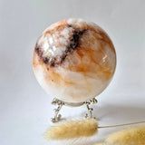 XL Fire Quartz Kristallen Bol van Moonlight Gemstones, 88 mm kristalbol met oranje-bruin adering op metalen standaard