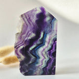Candy fluoriet sculptuur met ruwe rand, paars met wit en blauw banding, 429 g