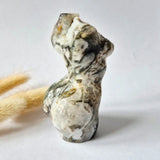Mosagaat vrouwenbeeldje, 8 cm, handgeslepen edelsteen sculptuur met groen-witte aders