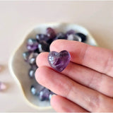 Mini fluoriet hartvormige edelsteen, 1,5 cm, Moonlight Gemstones; set van meerdere in schaal