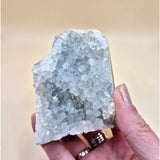 Amethist geode, gepolijst kristalcluster in lichte grijstinten, handzaam edelsteenstuk