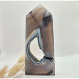 Moonlight Gemstones Grijze Agaat toren met druzy opening, gepolijste edelsteen obelisk, 246 g