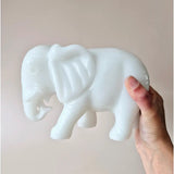 Grote witte jade olifant van Moonlight Gemstones, ongeveer 3,5 kg, handgehouden decoratief beeld