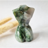 Mosagaat vrouwenbeeldje 8 cm (#48) – handgeslepen edelsteen carving