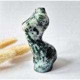 Mosagaat vrouwenbeeldje 8 cm door Moonlight Gemstones, handgeslepen edelsteen carving