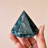 Moonlight Gemstones mosagaat druzy edelsteen carving in blauwgroene piramide ca. 6 cm