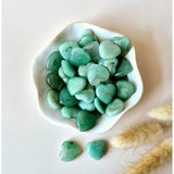 Mini Hart green aventurine heart-shaped pocket stones in a white ceramic bowl