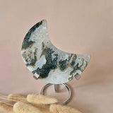 XL edelsteen mosagaat maan op standaard, Moonlight Gemstones, druzy patroon in groen en wit