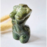 Mosagaat vrouwenbeeldje 8 cm (#3) – handgeslepen edelsteen carving