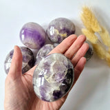 Edelsteen Dream Amethist palmsteen (6–8 cm), Moonlight Gemstones, paarse amethist met heldere matrix, meerdere stuks zichtbaar