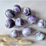 Edelsteen Dream Amethist bol Moonlight Gemstones, purple banded amethyst spheres 3.5–4.5 cm, set of 9