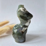 Mosagaat vrouwenbeeldje 8 cm, handgeslepen edelsteen door Moonlight Gemstones, groen-wit mosagaat