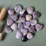 Dream Amethist chevron heart stones, 3 cm, purple polished amethyst hearts in a cluster.