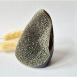Druzy Agaat geode uit Uruguay, 282 g, Moonlight Gemstones; grijs met sprankelende druzy kristallen