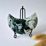 Moonlight Gemstones edelsteen mosagaat maan op standaard met druzy patroon in groen-wit