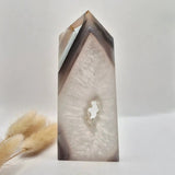 Grijze agaat toren met druzy opening, gepolijste edelsteen obelisk – Moonlight Gemstones, 200 g