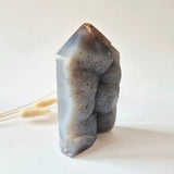 Druzy Agaat Toren uit Uruguay, 643 g, natuurlijke geode edelsteen met grijs-blauwe kristallen