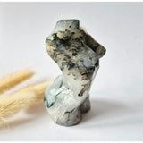 Mosagaat vrouwenbeeldje 8 cm, Moonlight Gemstones, handgeslepen edelsteen carving