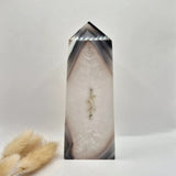 Grijze agaat toren met druzy opening, 245g gepolijste edelsteen obelisk van Moonlight Gemstones