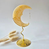 Gele calciet maan op goudkleurige standaard, 10 cm, spiritueel interieur decor