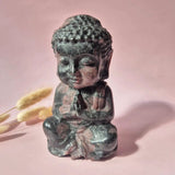 Granaat Buddha Beeld, 15 cm, donker granaatsteen met roze marmering