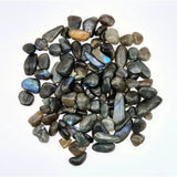 Labradoriet chips, donkere trommelstenen 1–3 cm met iriserende blauwe glans