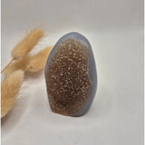 Druzy grijze agaat freeform staande edelsteen kristal