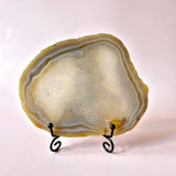 Moonlight Gemstones Edelsteen Druzy Agaat Schijf op Standaard, 11–14 cm, geelbruine ringen met kristallen centrum