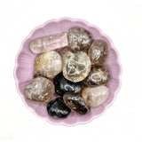 Kristal rookkwarts getrommelde edelstenen, 3–4 cm, Moonlight Gemstones, in roze schaal, meerdere stenen