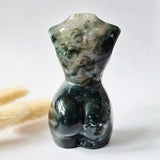 Mosagaat vrouwenbeeldje, 8 cm, handgeslepen edelsteen met groene, witte en donkere marmerachtige patronen