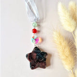 Moonlight Gemstones Willekeurige Edelsteen Kerst Ster Hangers met mintgroene en rode kralen en facetkraal aan wit lint