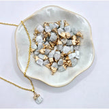 Goudkleurige ketting met ruwe maansteenhanger (1 cm) van Moonlight Gemstones
