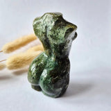 Mosagaat vrouwenbeeldje 8 cm (#3) – handgeslepen edelsteen carving