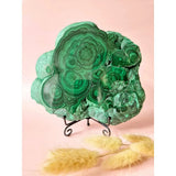 Gepolijste malachiet schijf XXL op decoratieve stand, Moonlight Gemstones, groene bandpatronen edelsteendecoratie