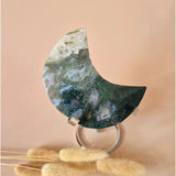 XL edelsteen mosagaat maan op standaard, 240g, groene en witte druzy patronen