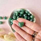 Mini Edelsteen Hartje van groene aventurijn, Moonlight Gemstones, 1,5 cm, voor crystal confetti