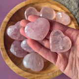 Rozenkwarts hart, gepolijste roze edelsteen, in hand gehouden