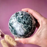 Kristallen edelsteen mosagaat druzy geode bol 87mm, met groene en witte kristallen