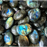 Labradoriet handsteen van Moonlight Gemstones met iriserende blauwtinten