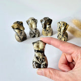 Vrouwenlichaam beeldjes van edelsteen jaspis, 5 cm, set van vijf, Moonlight Gemstones