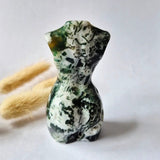 Mosagaat vrouwenbeeldje, 8 cm hoog, handgeslepen edelsteen met groen-witte vlekken