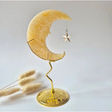 Gele calciet maan op goudkleurige standaard met sterhanger, 10 cm – Moonlight Gemstones