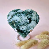 Edelsteen druzy mosagaat hartvorm op metalen standaard van Moonlight Gemstones; groen-wit marmerpatroon