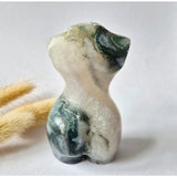 Mosagaat vrouwenbeeldje 8 cm (#32) – handgeslepen edelsteen carving