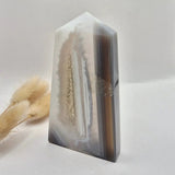 Grijze agaat toren met druzy opening, gepolijste edelsteen obelisk, 183 g – Moonlight Gemstones