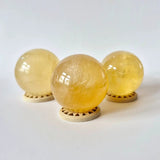 Edelsteen Gele Fluoriet Bol by Moonlight Gemstones, yellow fluorite spheres on wooden bases, 4 cm each, set of 3