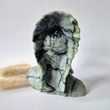 Emerald in matrix Native American beeld sculpture by Moonlight Gemstones, about 10 cm tall, 500 g