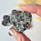 Moonlight Gemstones Edelsteen Hartje Yooperlite 3–4 cm, UV-reactive heart-shaped stone with gray-white speckled pattern