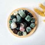Edelsteen Mosagaat trommelstenen, groene handstenen met wit en roze veining, 2 cm